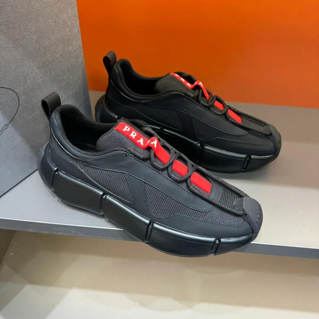 P460 PRADA/Prada men's lace-up leather casual sports shoes, the upper is made of cowhide leather and breathable mesh. It is soft, comfortable and breathable. The tongue is decorated with the PRADA brand letter logo. The thick rubber sole echoes the red label tongue. The style is fashionable and elegant. The details are carefully crafted. A casual sports shoe with a super western style and excellent breathability! Code number 38-45 (45 customized)